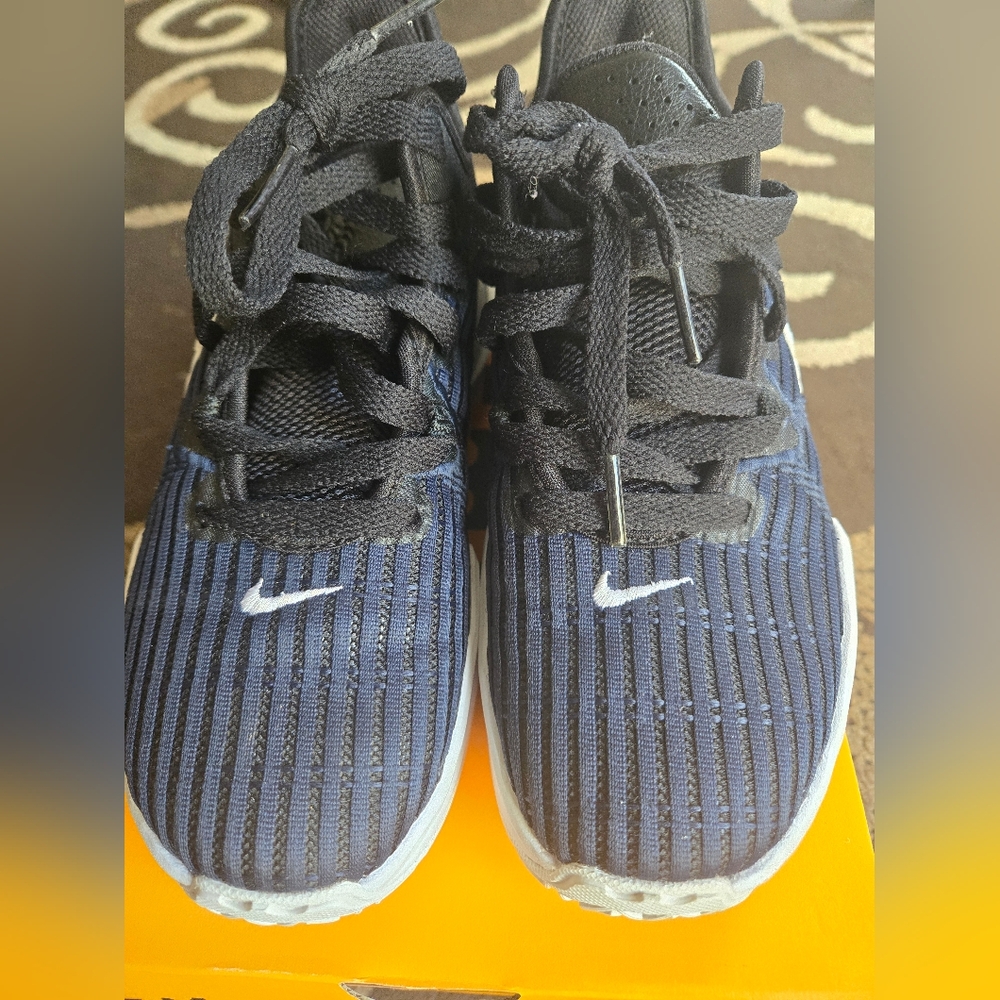 Lebron Witness Nike Boys size 4
